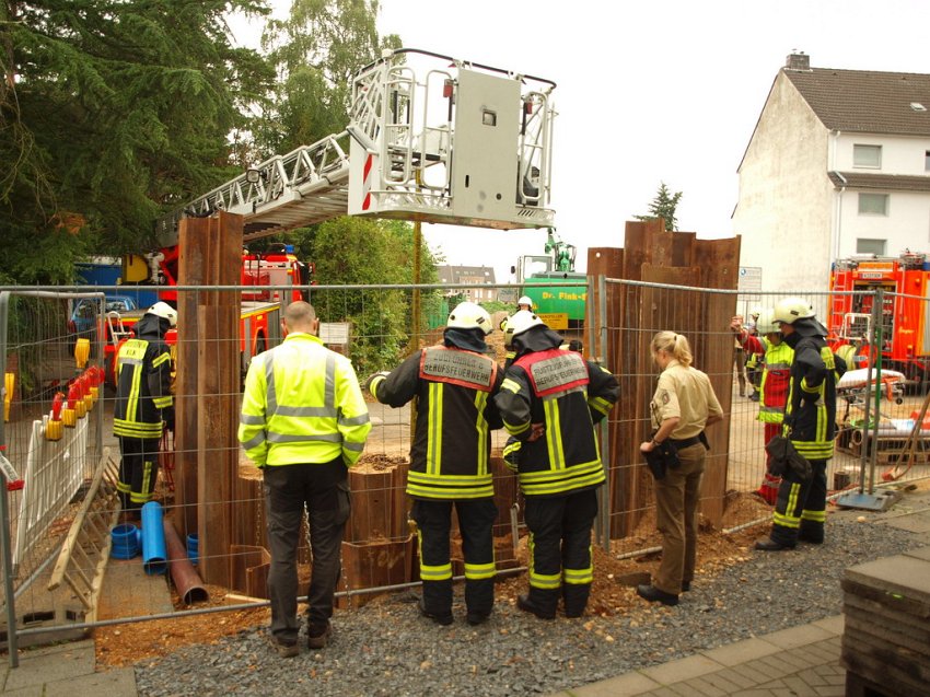 Hilfe Person in Baugrube gestuerzt Koeln Brueck Koenigsforststr P049.JPG
